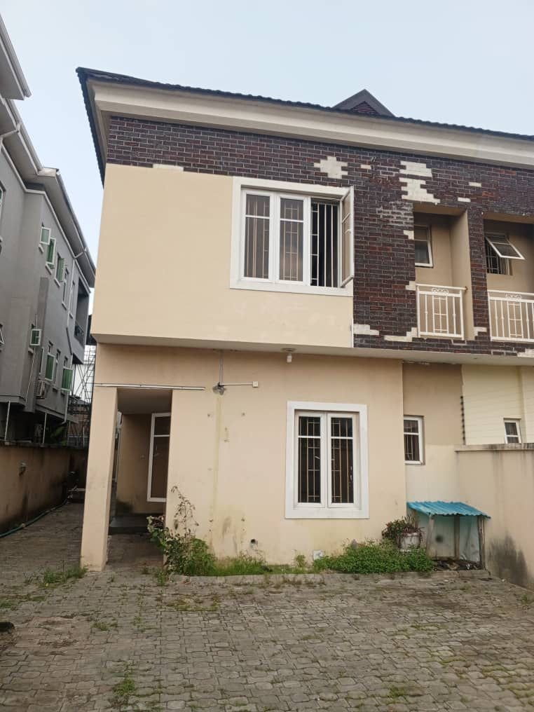 Pre-owned 5bedroom semi-detached duplex